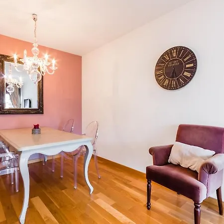 Quiet Modern 2 Bed With Balcony, Pool And Free Parking * Barcelona