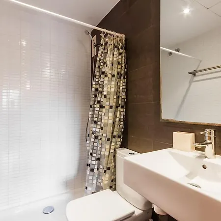 Quiet Modern 2 Bed With Balcony, Pool And Free Parking Apartament