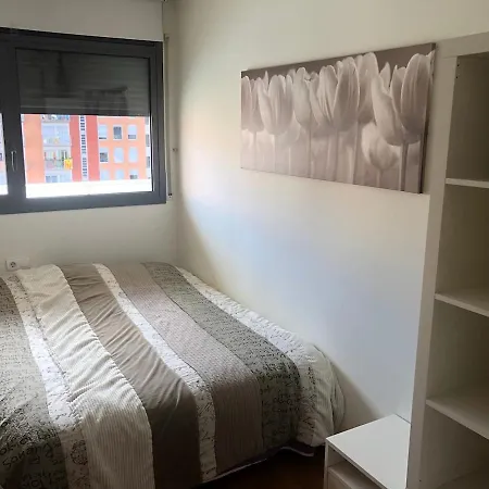 Apartment Quiet Modern 2 Bed With Balcony, Pool And Free Parking *