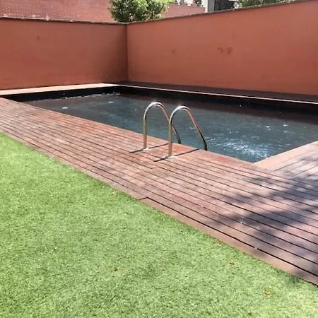 Apartment Quiet Modern 2 Bed With Balcony, Pool And Free Parking Barcelona