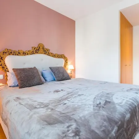 Quiet Modern 2 Bed With Balcony, Pool And Free Parking Barcelona