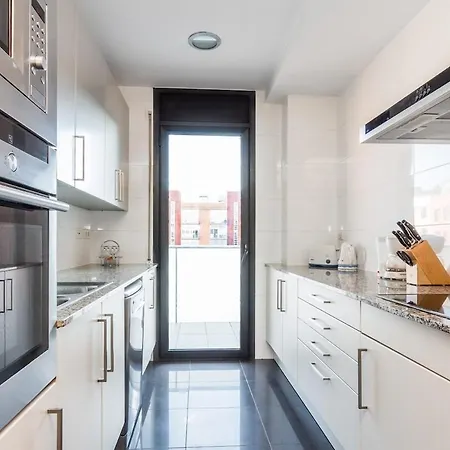 Apartment Quiet Modern 2 Bed With Balcony, Pool And Free Parking Barcelona