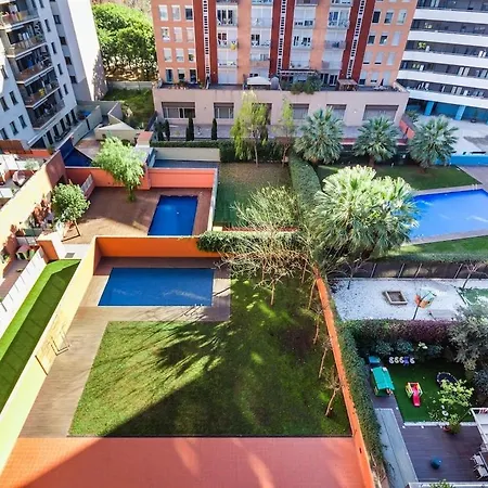 Quiet Modern 2 Bed With Balcony, Pool And Free Parking Barcelona