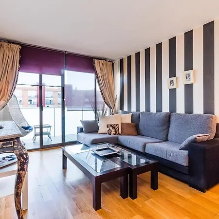 Quiet Modern 2 Bed With Balcony, Pool And Free Parking
