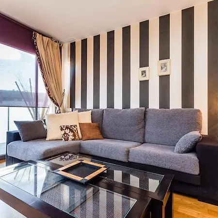 Quiet Modern 2 Bed With Balcony, Pool And Free Parking Apartament