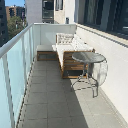 Quiet Modern 2 Bed With Balcony, Pool And Free Parking * Barcelona