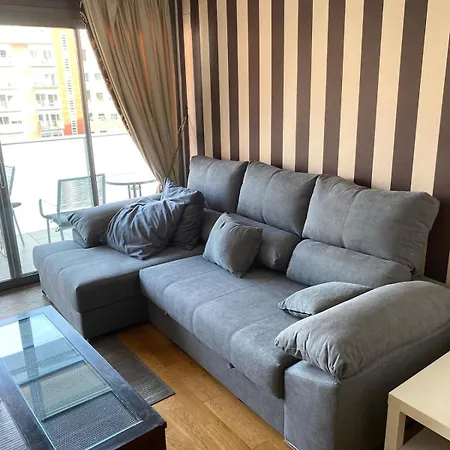 Quiet Modern 2 Bed With Balcony, Pool And Free Parking