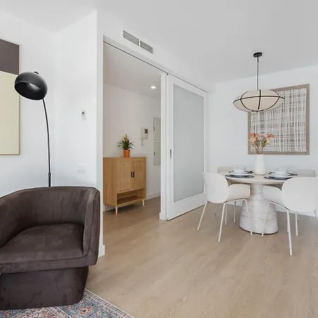 Quiet Modern 2 Bed With Balcony, Pool And Free Parking Barcelona