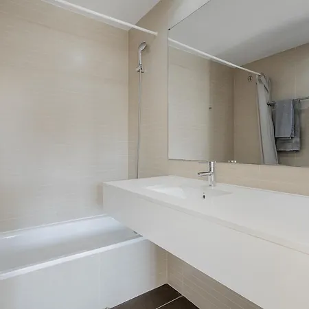 Quiet Modern 2 Bed With Balcony, Pool And Free Parking Apartmán *
