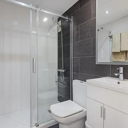 Quiet Modern 2 Bed With Balcony, Pool And Free Parking Apartamento