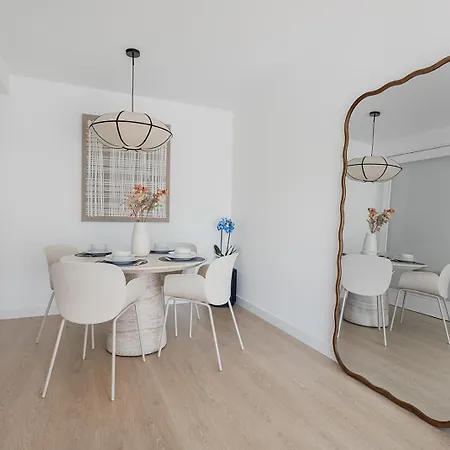 Apartamento Quiet Modern 2 Bed With Balcony, Pool And Free Parking Barcelona