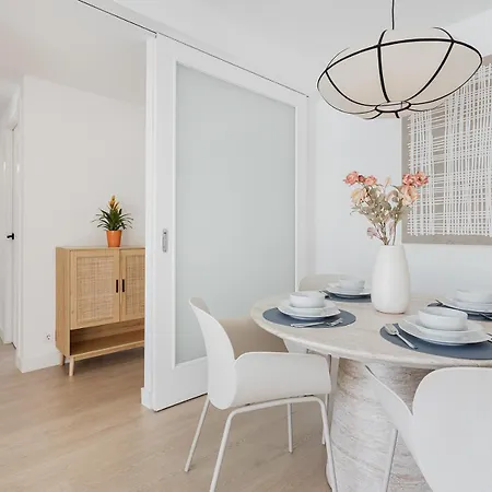 Quiet Modern 2 Bed With Balcony, Pool And Free Parking *