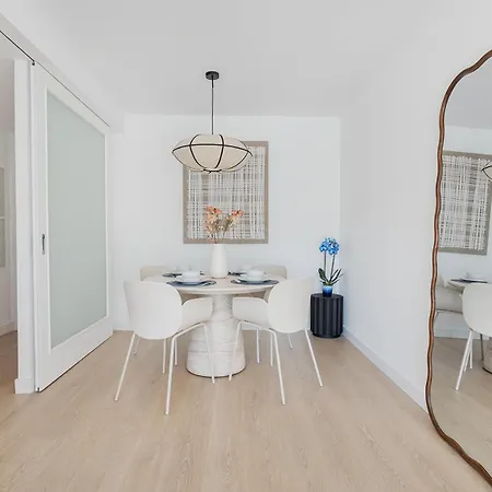 Quiet Modern 2 Bed With Balcony, Pool And Free Parking Barcelona
