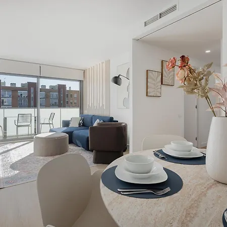 Quiet Modern 2 Bed With Balcony, Pool And Free Parking Apartmán