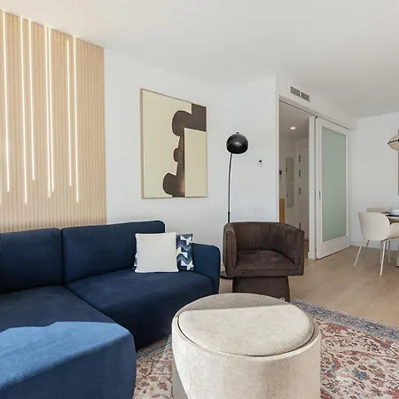 Quiet Modern 2 Bed With Balcony, Pool And Free Parking Apartment *