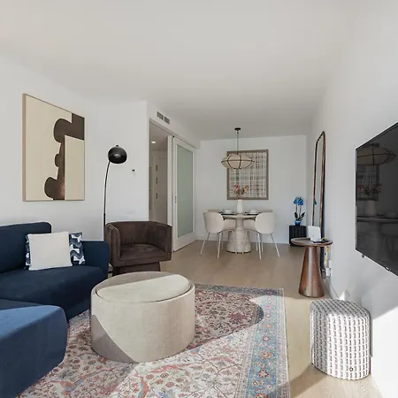 Quiet Modern 2 Bed With Balcony, Pool And Free Parking Barcelona