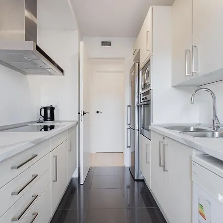 Quiet Modern 2 Bed With Balcony, Pool And Free Parking
