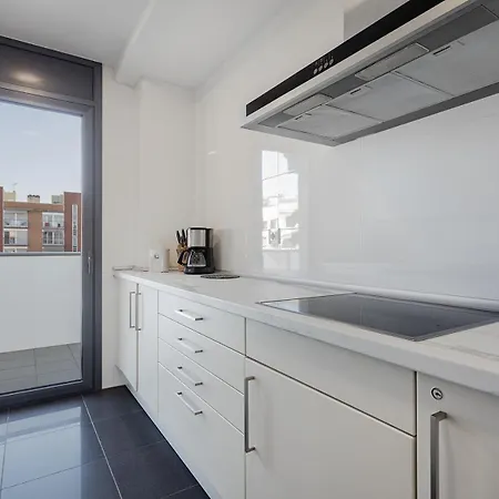 Quiet Modern 2 Bed With Balcony, Pool And Free Parking Apartment Barcelona