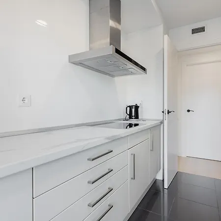 Apartment Quiet Modern 2 Bed With Balcony, Pool And Free Parking Barcelona