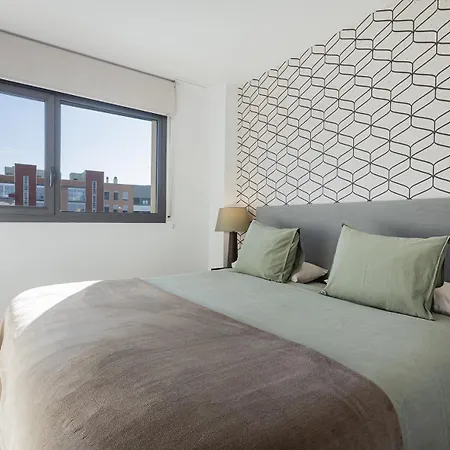 Quiet Modern 2 Bed With Balcony, Pool And Free Parking Apartamento *
