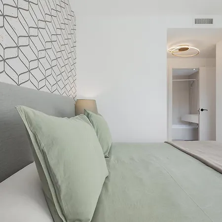 Quiet Modern 2 Bed With Balcony, Pool And Free Parking Apartment *