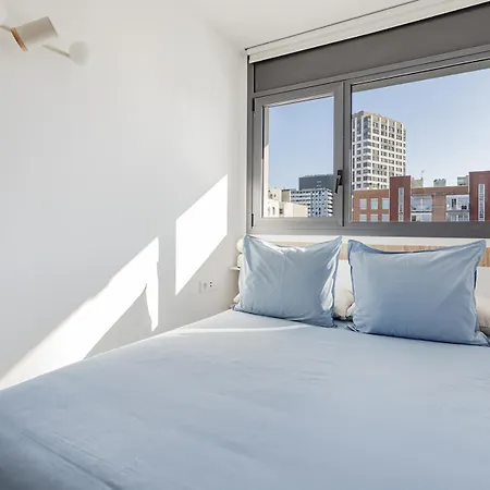 Quiet Modern 2 Bed With Balcony, Pool And Free Parking Barcelona