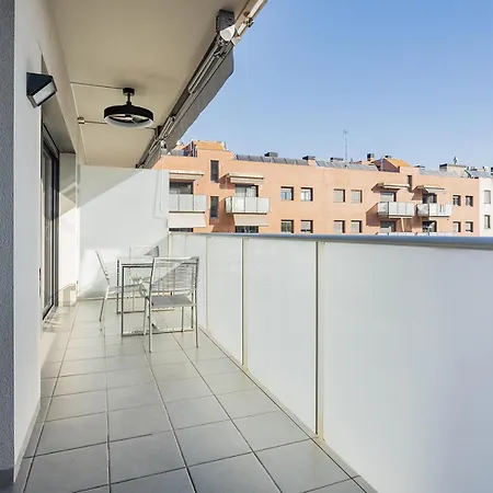 Quiet Modern 2 Bed With Balcony, Pool And Free Parking
