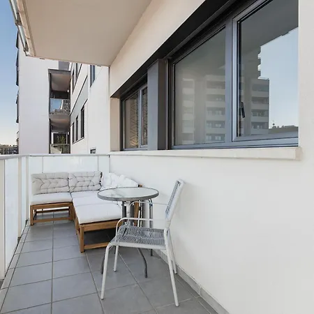 Quiet Modern 2 Bed With Balcony, Pool And Free Parking Apartment Barcelona