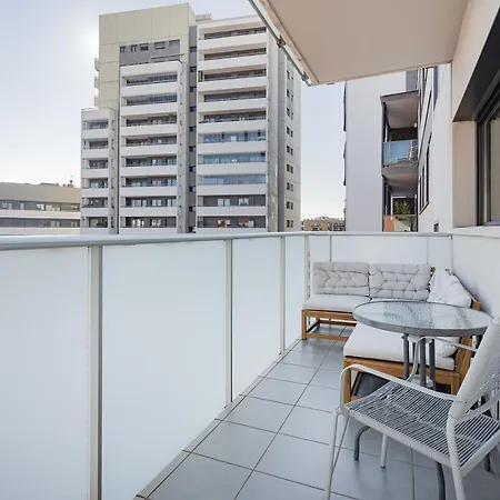 Quiet Modern 2 Bed With Balcony, Pool And Free Parking