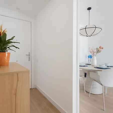 Quiet Modern 2 Bed With Balcony, Pool And Free Parking *