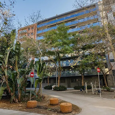Quiet Modern 2 Bed With Balcony, Pool And Free Parking *