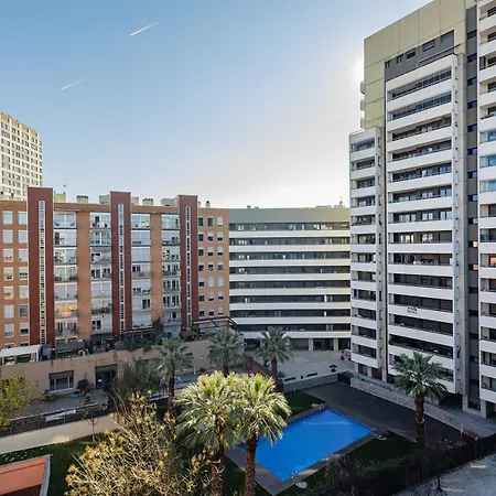 Quiet Modern 2 Bed With Balcony, Pool And Free Parking Apartmán Barcelona